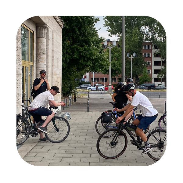 Fahrradfahrer vor New Order