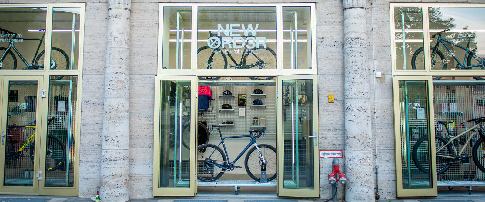 New Order Ladenaufnahme