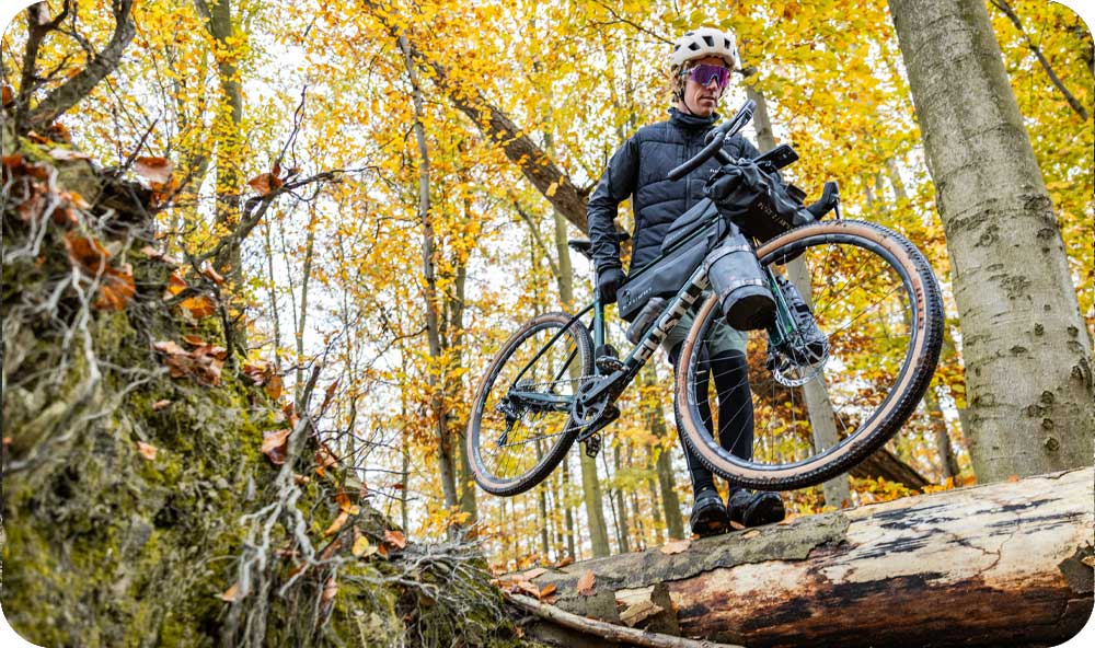 Gravelfahrer trägt Fahrrad mit Platzangst Taschen
