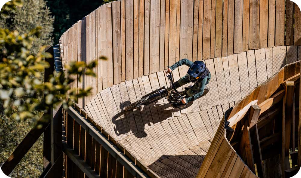 Mountainbiker auf Holzstrecke