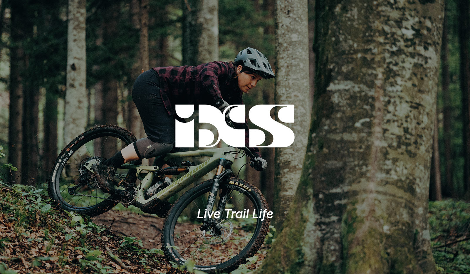 iXS Logo auf Bild von Mountainbikerin