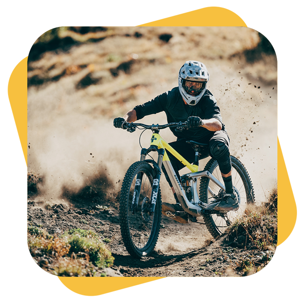 Mountainbiker in iXS Bekleidung